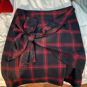 Plaid skirt with bow in front